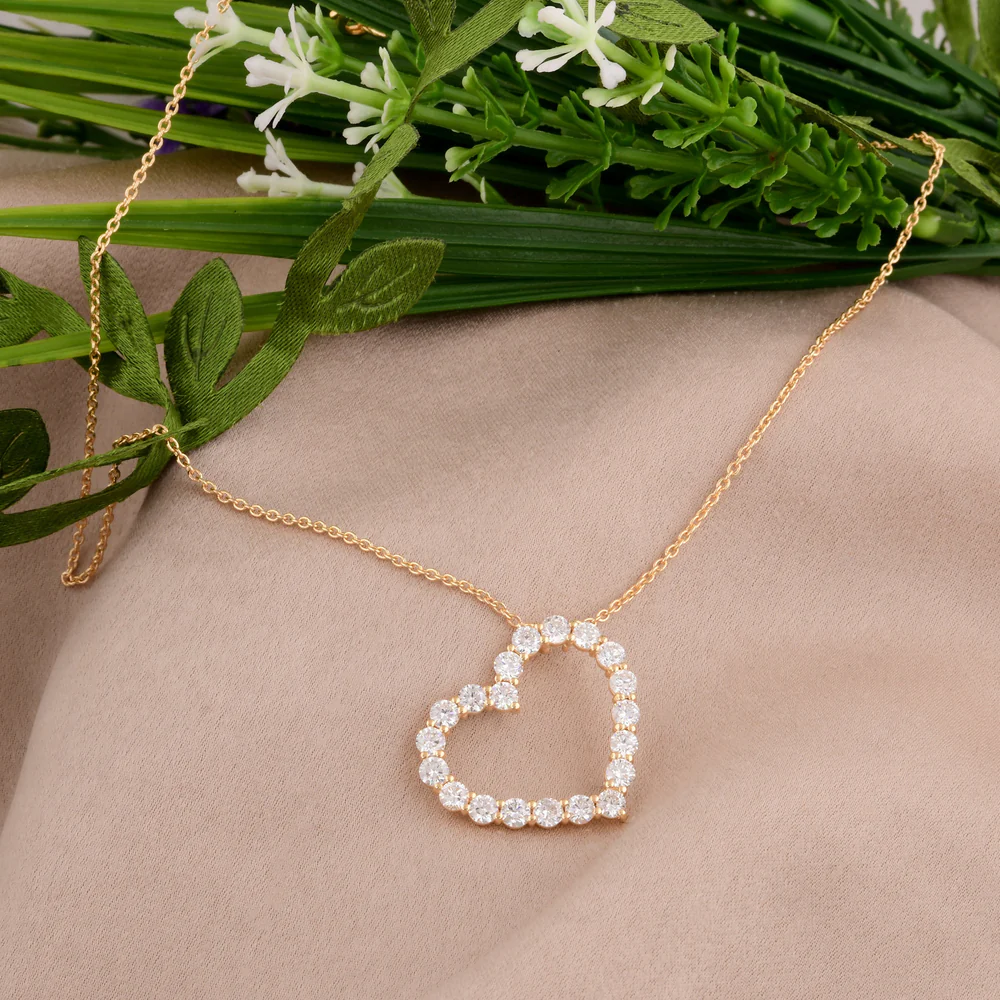 1.75 Carats Round Shape Diamond Heart Necklace