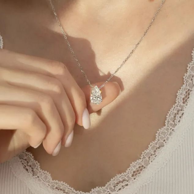 Brilliant Pear Cut With A 0.8-2 Carat Pear Lab Diamond Pendant 