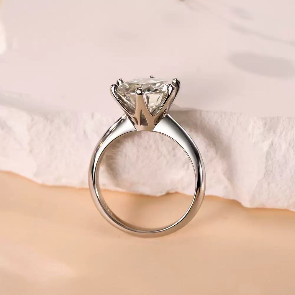 18K Gold Round Diamond Engagement Ring