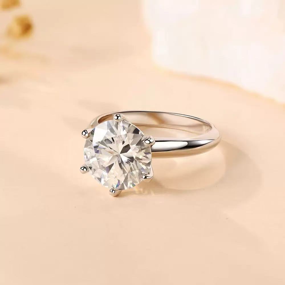 18K Gold Round Diamond Engagement Ring