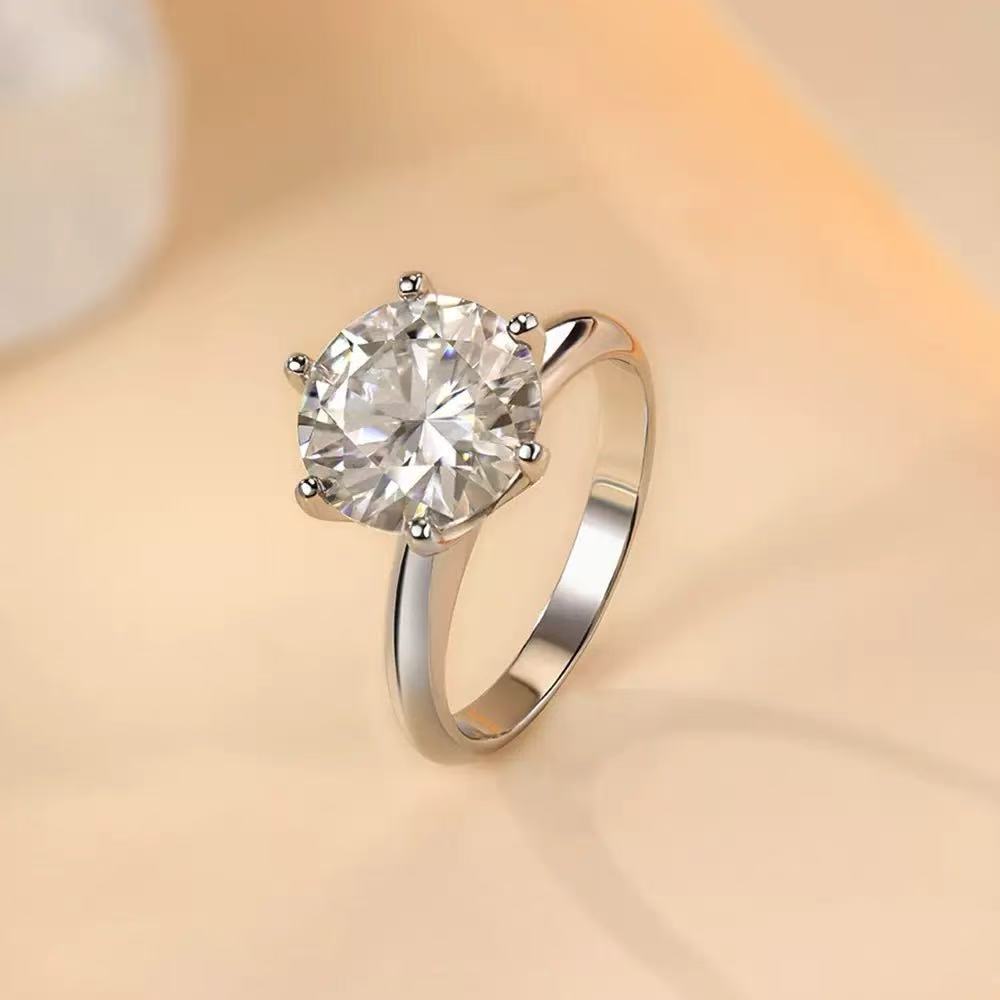 18K Gold Round Diamond Engagement Ring