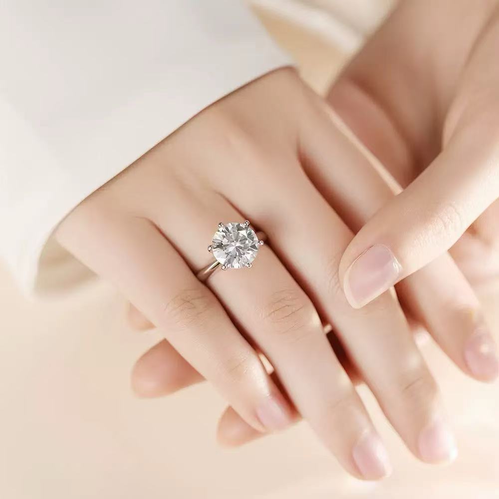 18K Gold Round Diamond Engagement Ring