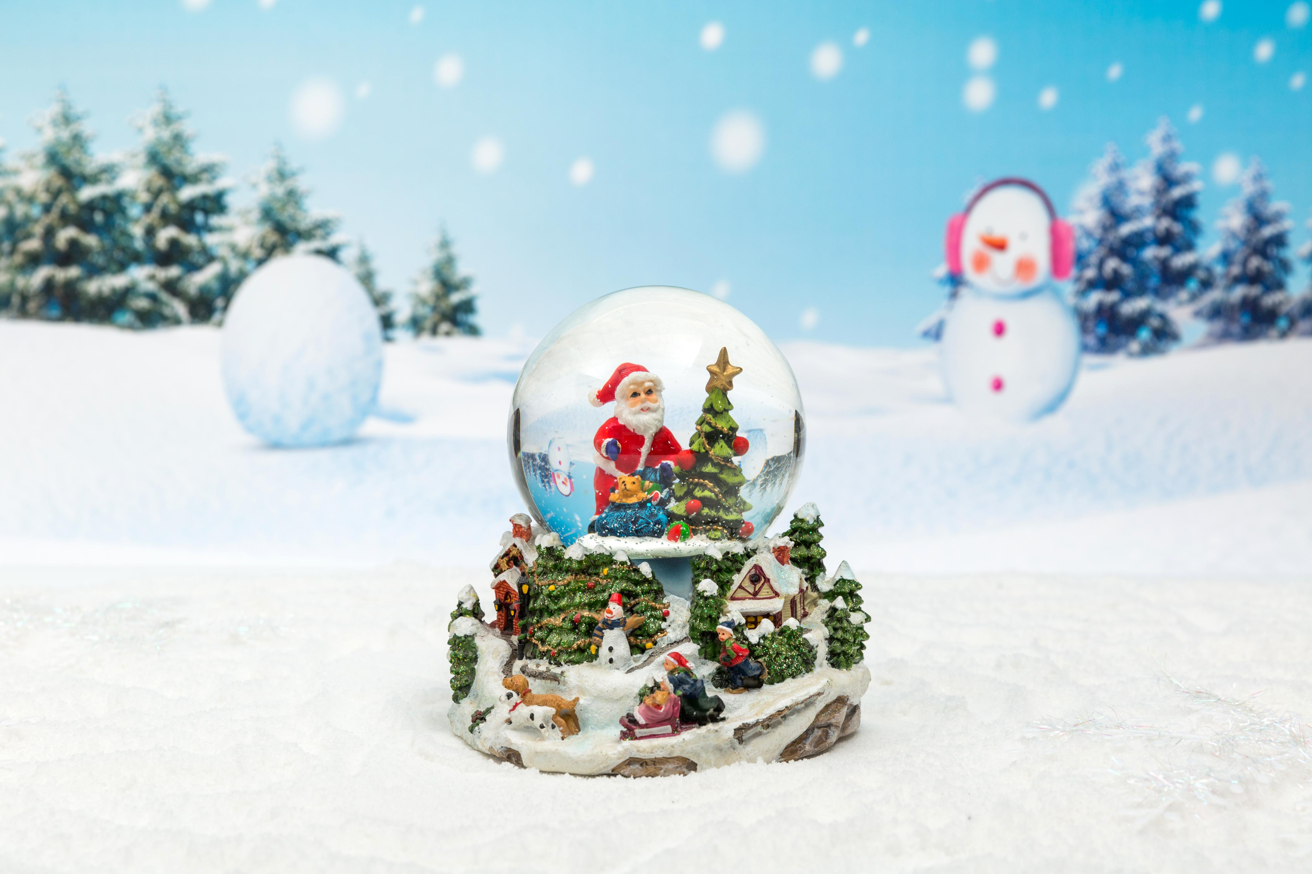Christmas Snow Globe: 100/120mm Family&House Christmas Scene Waterball