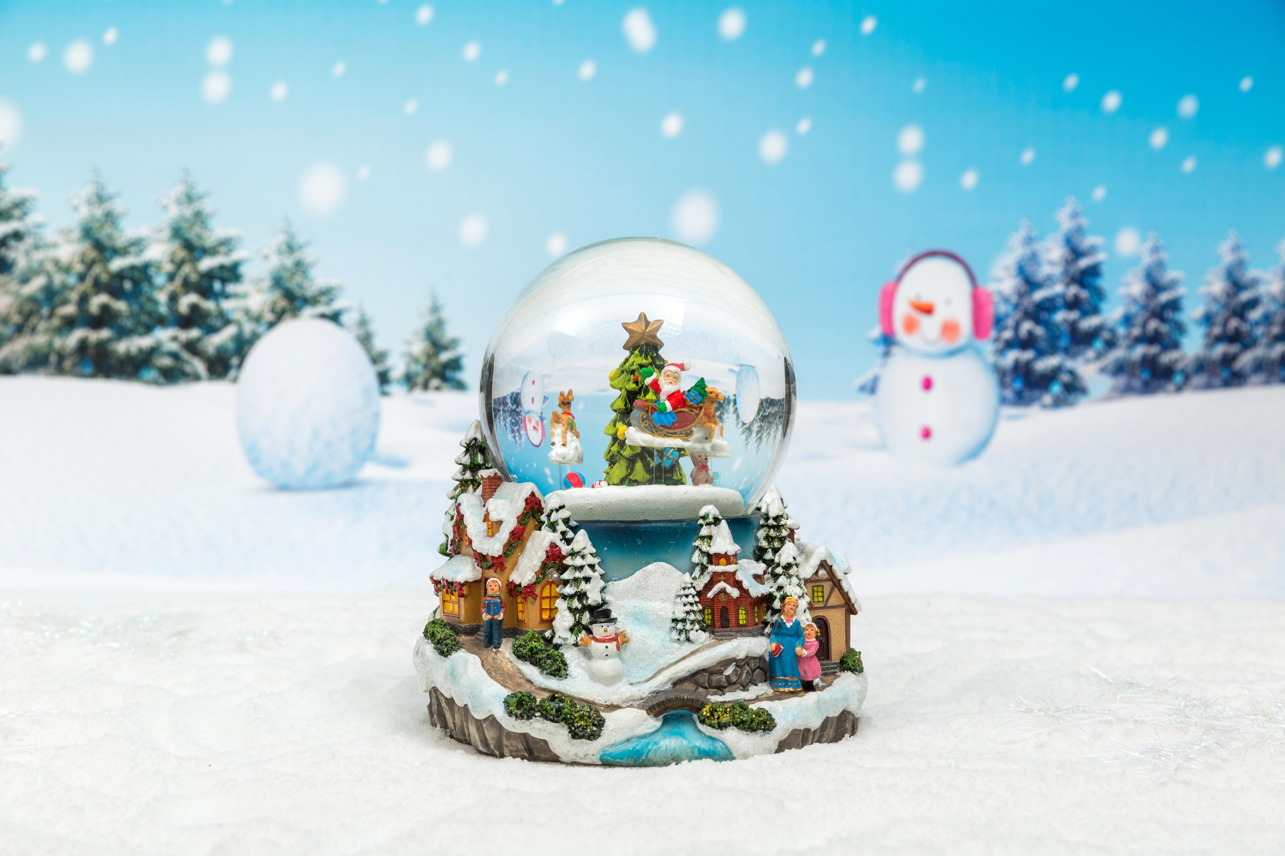 Christmas Snow Globe: 100/120mm Family&House Christmas Scene Waterball