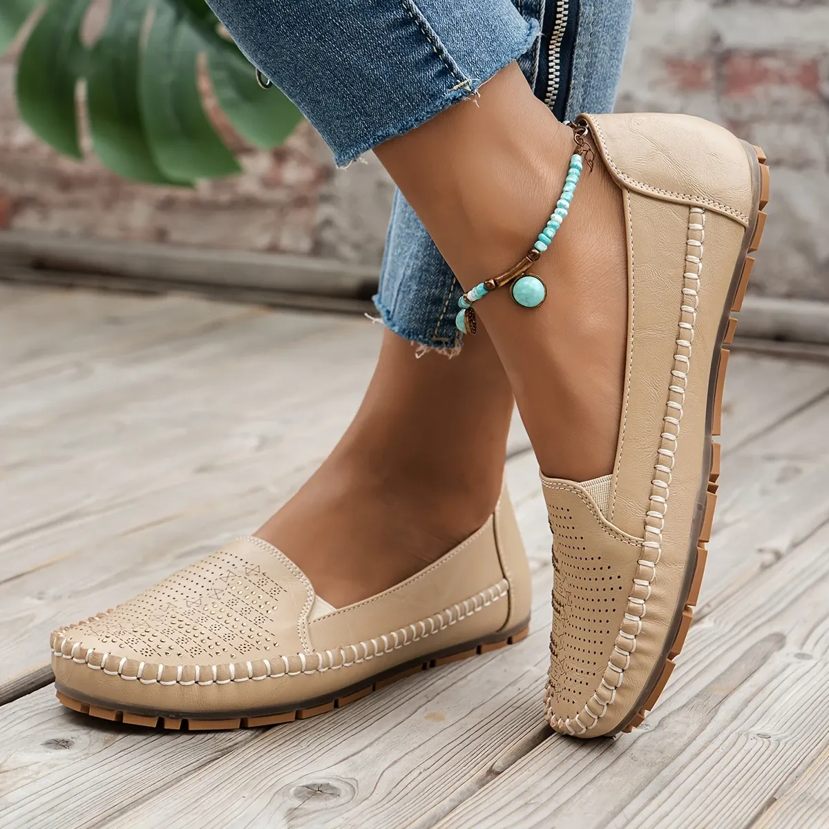 Women's Retro Perforated Flat Shoes