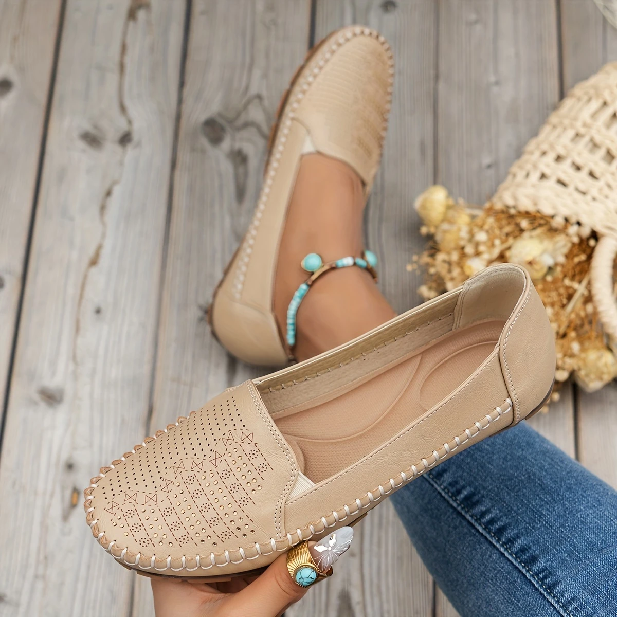 Women's Retro Perforated Flat Shoes