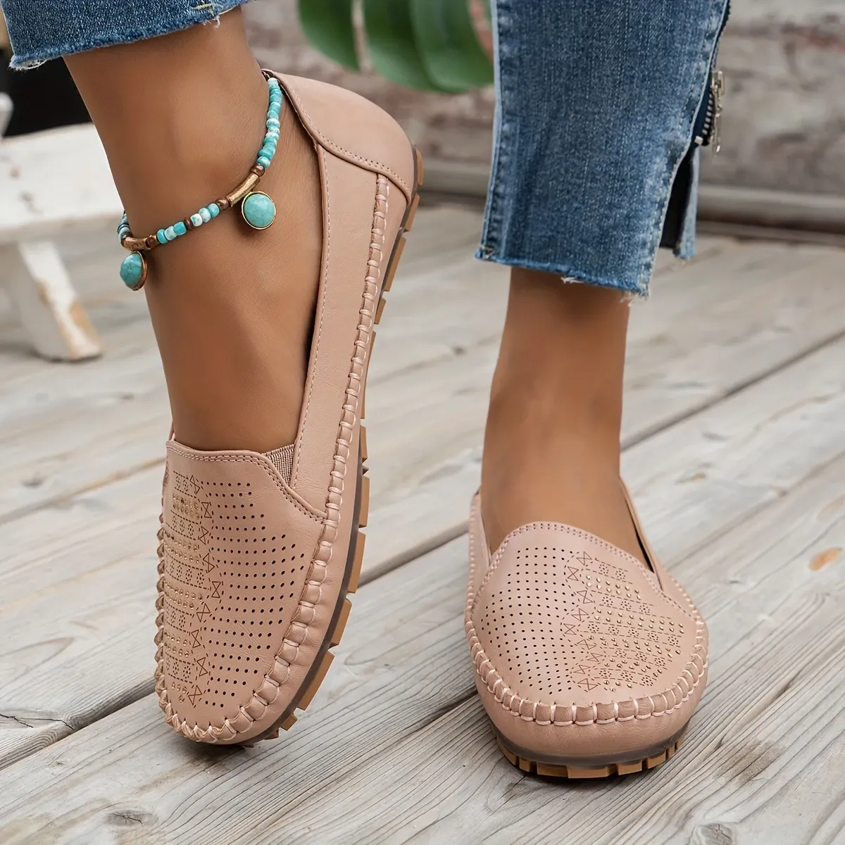 Women's Retro Perforated Flat Shoes