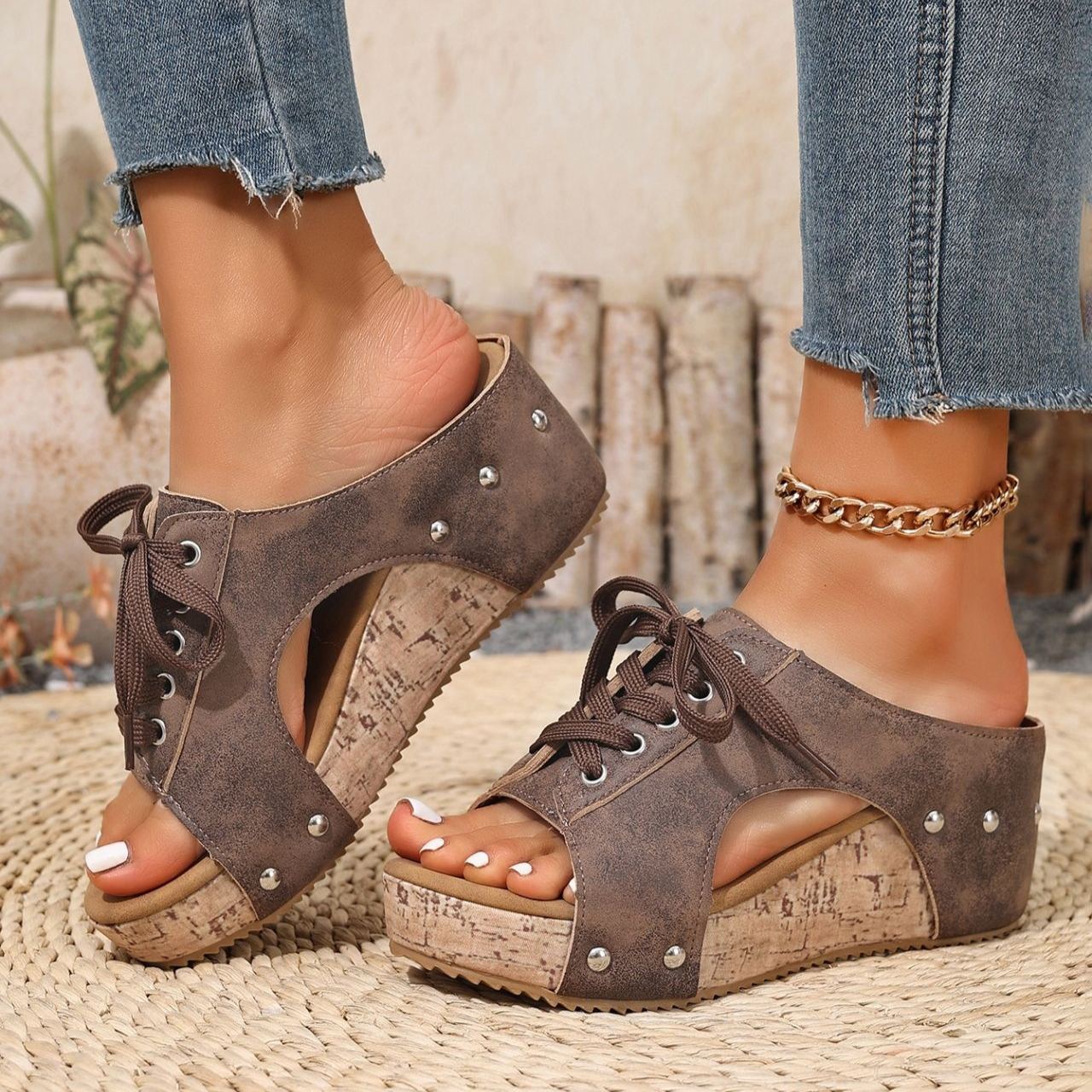 ]Foot comfort – Lace-up wedge sandals