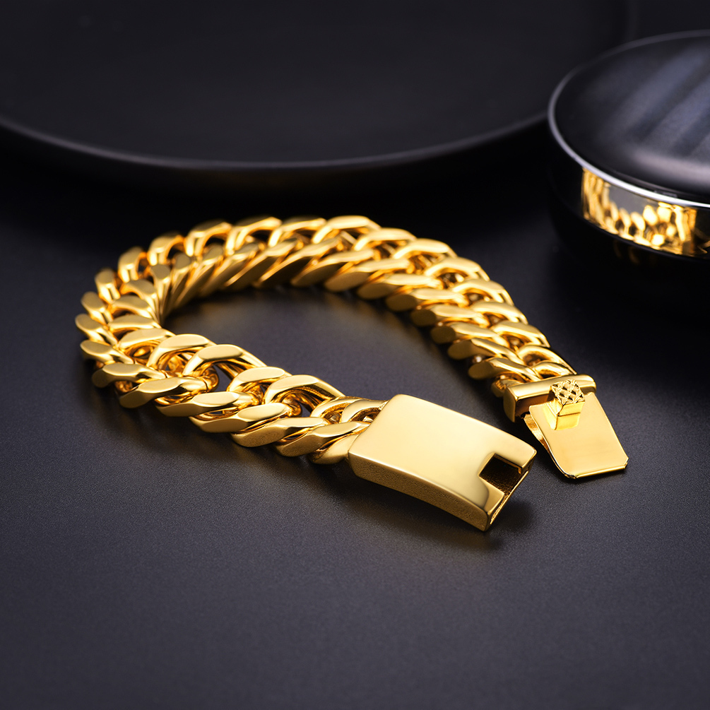Gold Cuban chain bracelet clasp detail