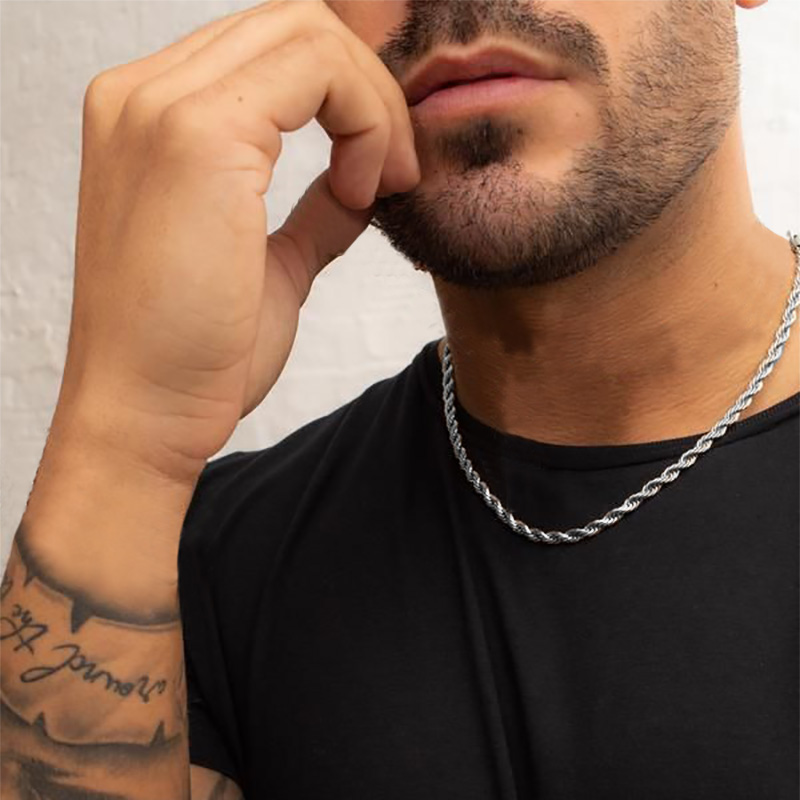 Man wearing rope chain necklace with black t-shirt