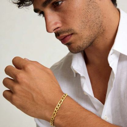 Men wearing gold figaro bracelet 6mm