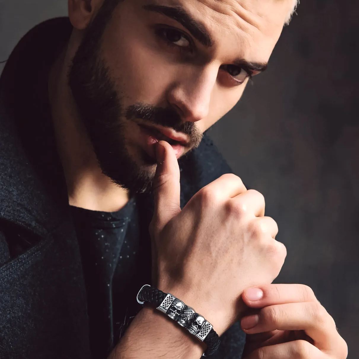 Skull Style Leather Bracelet With Pattern In Button(Silver) - model effect(1)