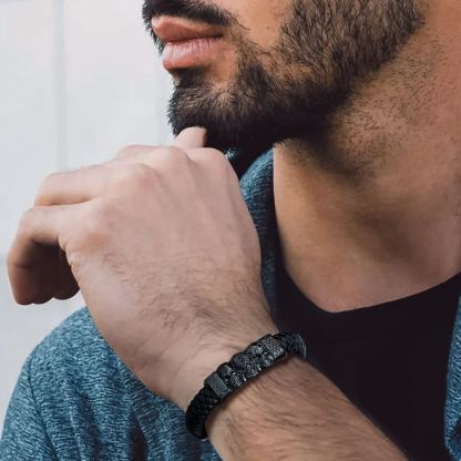 Skull Style Leather Bracelet With Pattern In Button(Black) - model effect(1)