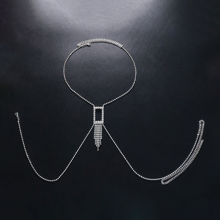 Square-shaped tassel chest chain