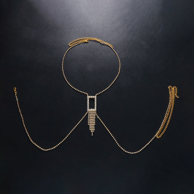 Square-shaped tassel chest chain