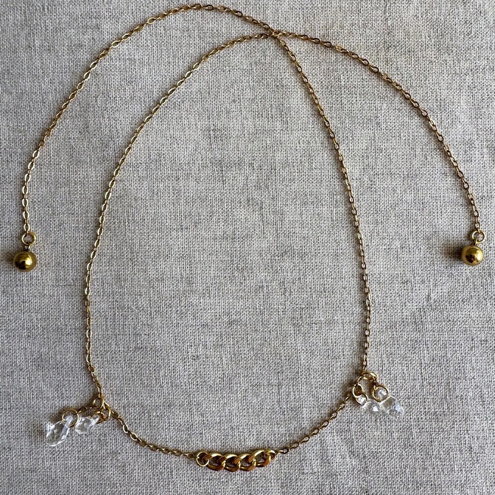 Teardrop face chain with an understated, cool aesthetic.