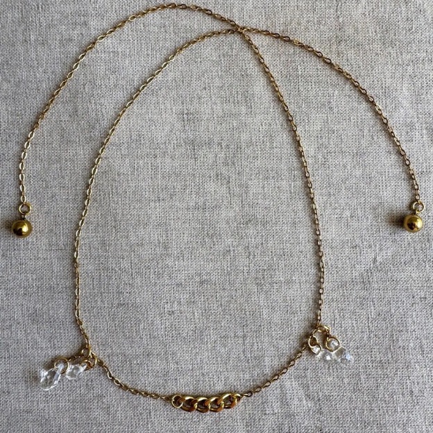 Teardrop face chain with an understated, cool aesthetic.