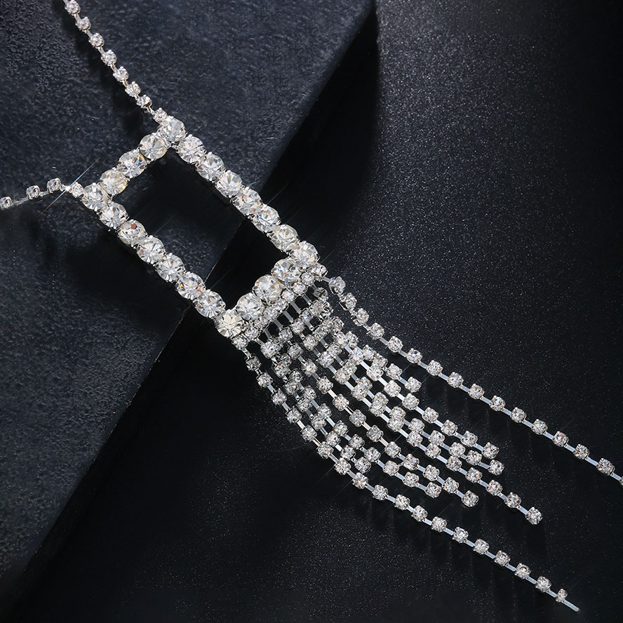 Square-shaped tassel chest chain