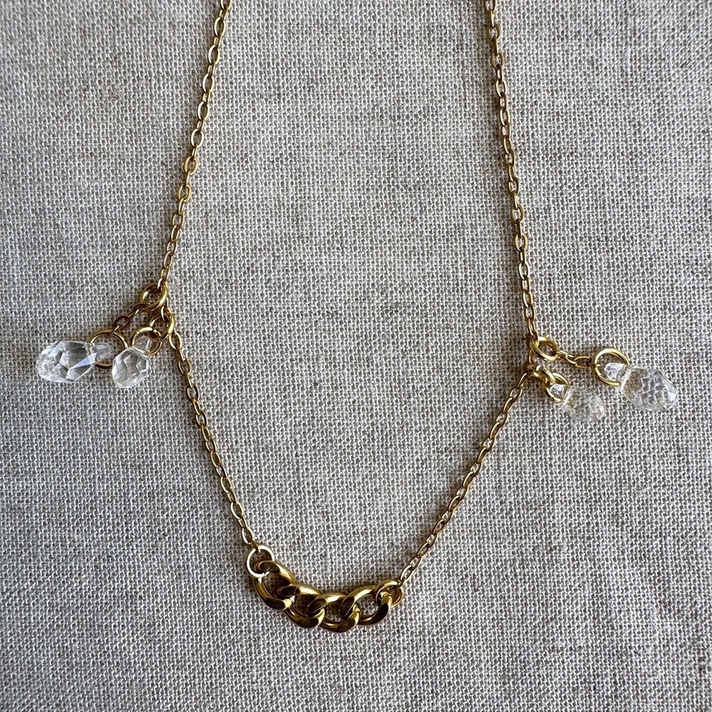 Teardrop face chain with an understated, cool aesthetic.