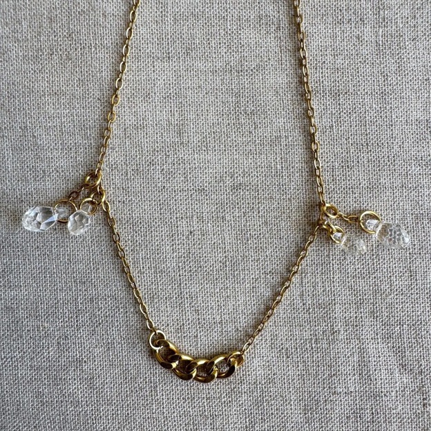 Teardrop face chain with an understated, cool aesthetic.