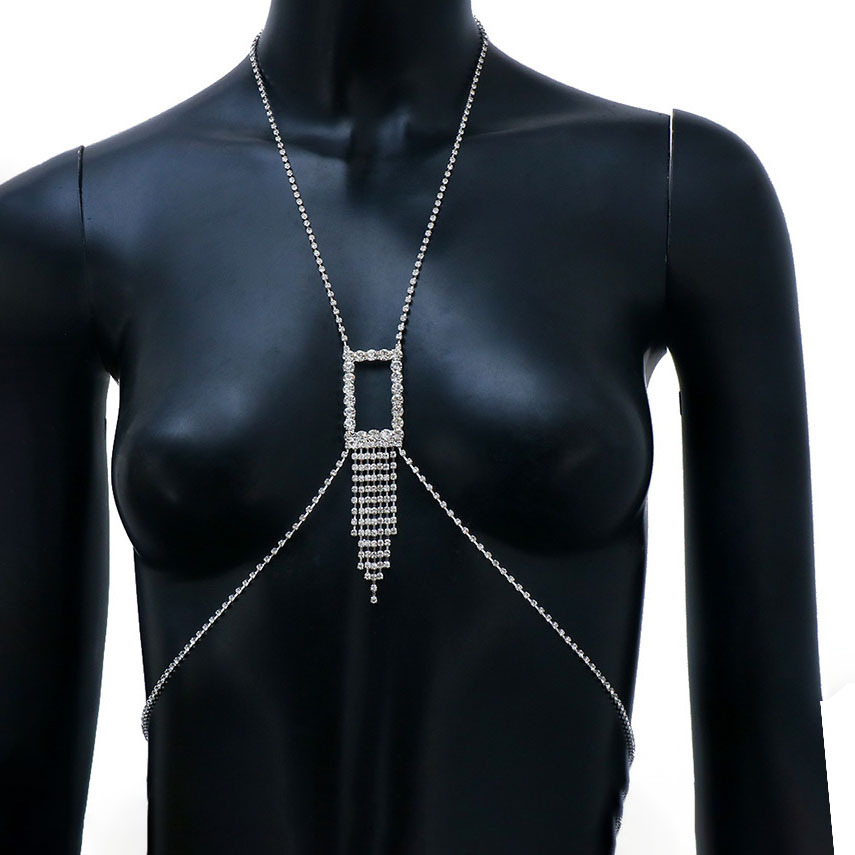 Square-shaped tassel chest chain