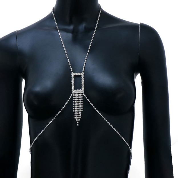 Square-shaped tassel chest chain