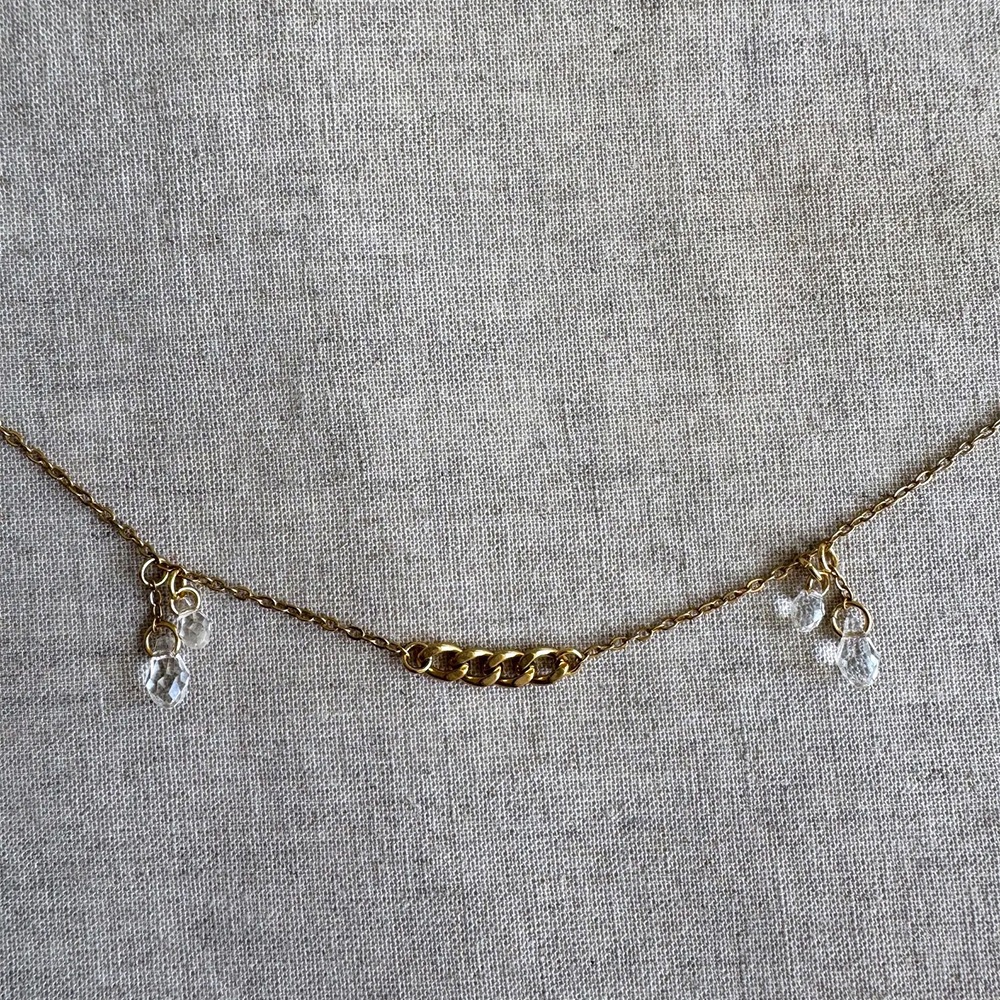 Teardrop face chain with an understated, cool aesthetic.