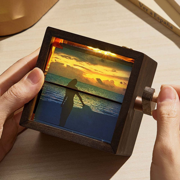 Hand-cranked photo album-Thyye