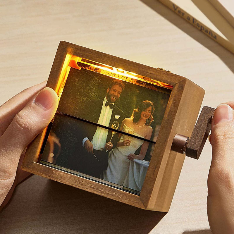 Hand-cranked photo album-Thyye