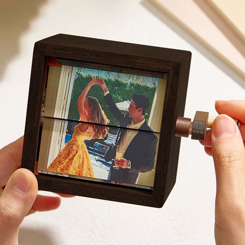 Hand-cranked photo album-Thyye