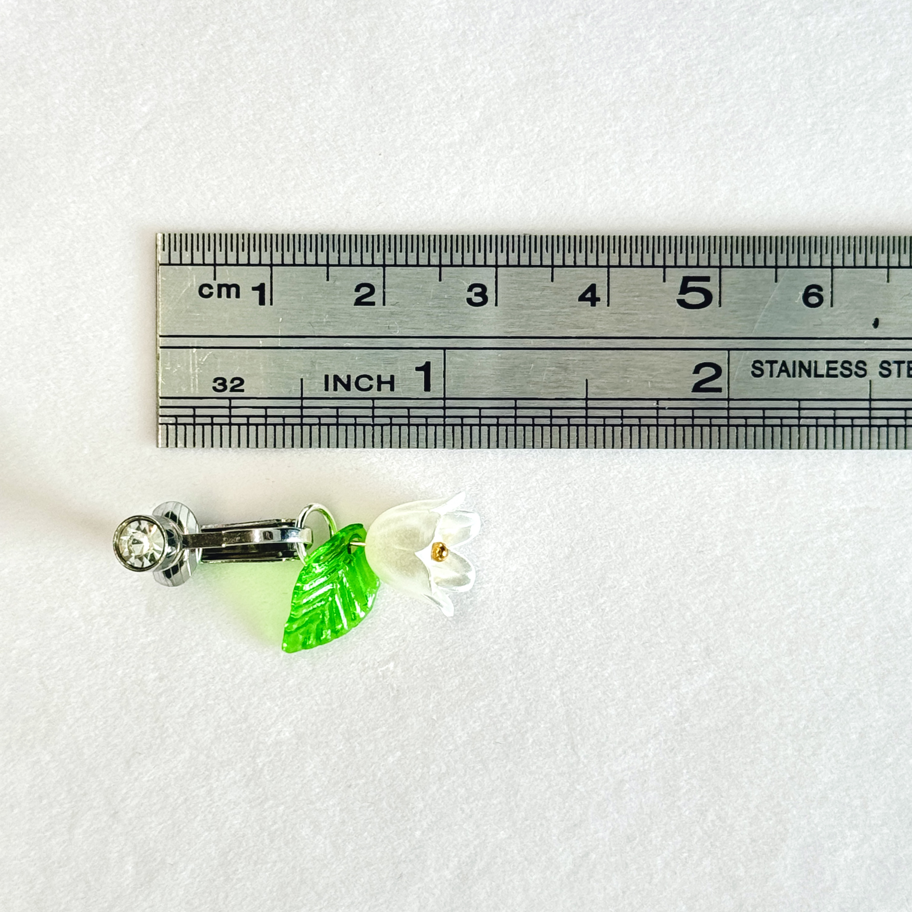 Gardenia petal navel clip