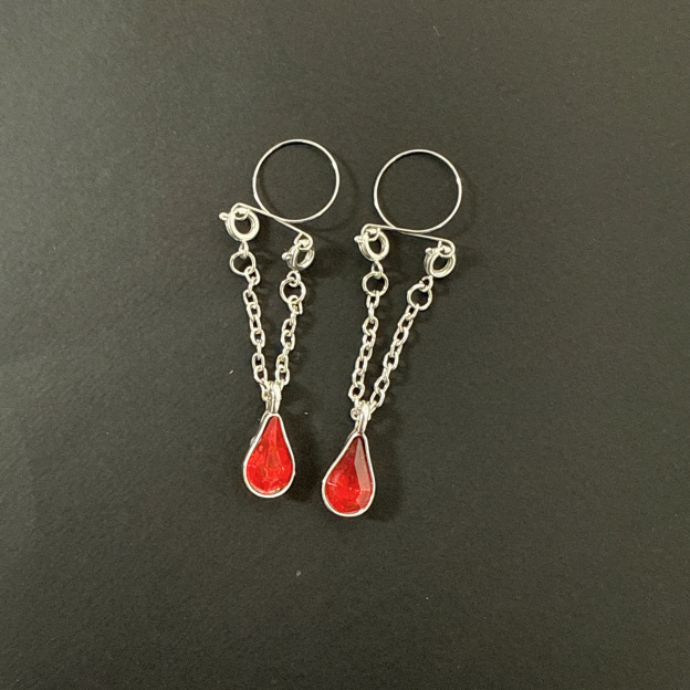 Anti-detachment spring-loaded nipple decoration