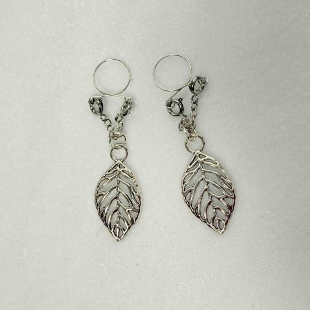 Spring-type non-perforated nipple clamps-titanium steel leaves