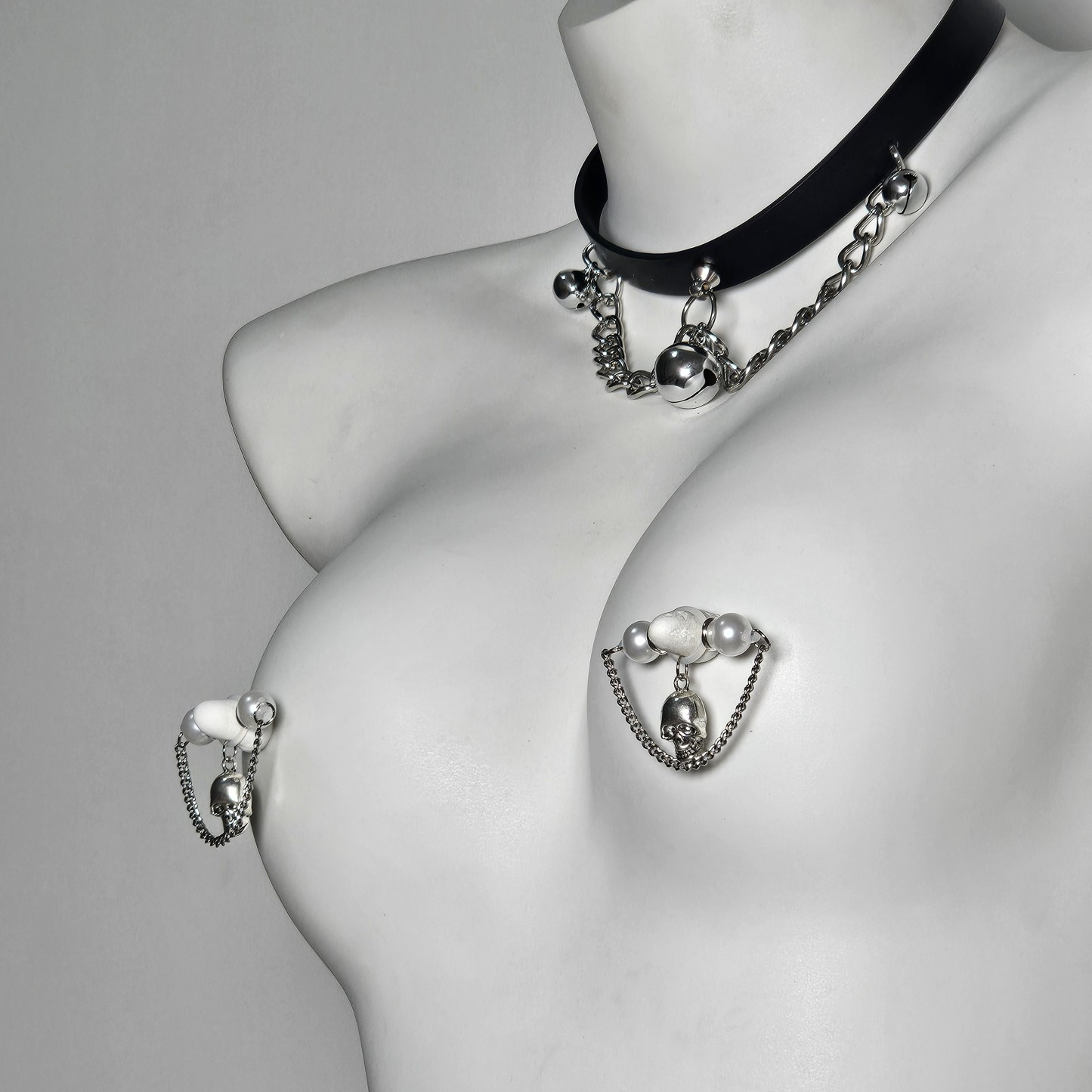 Halloween nipple clamps pearl skull
