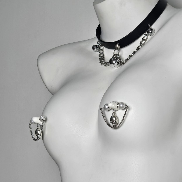 Halloween nipple clamps pearl skull