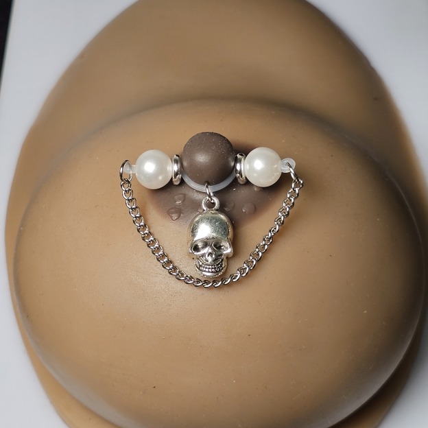 Halloween nipple clamps pearl skull