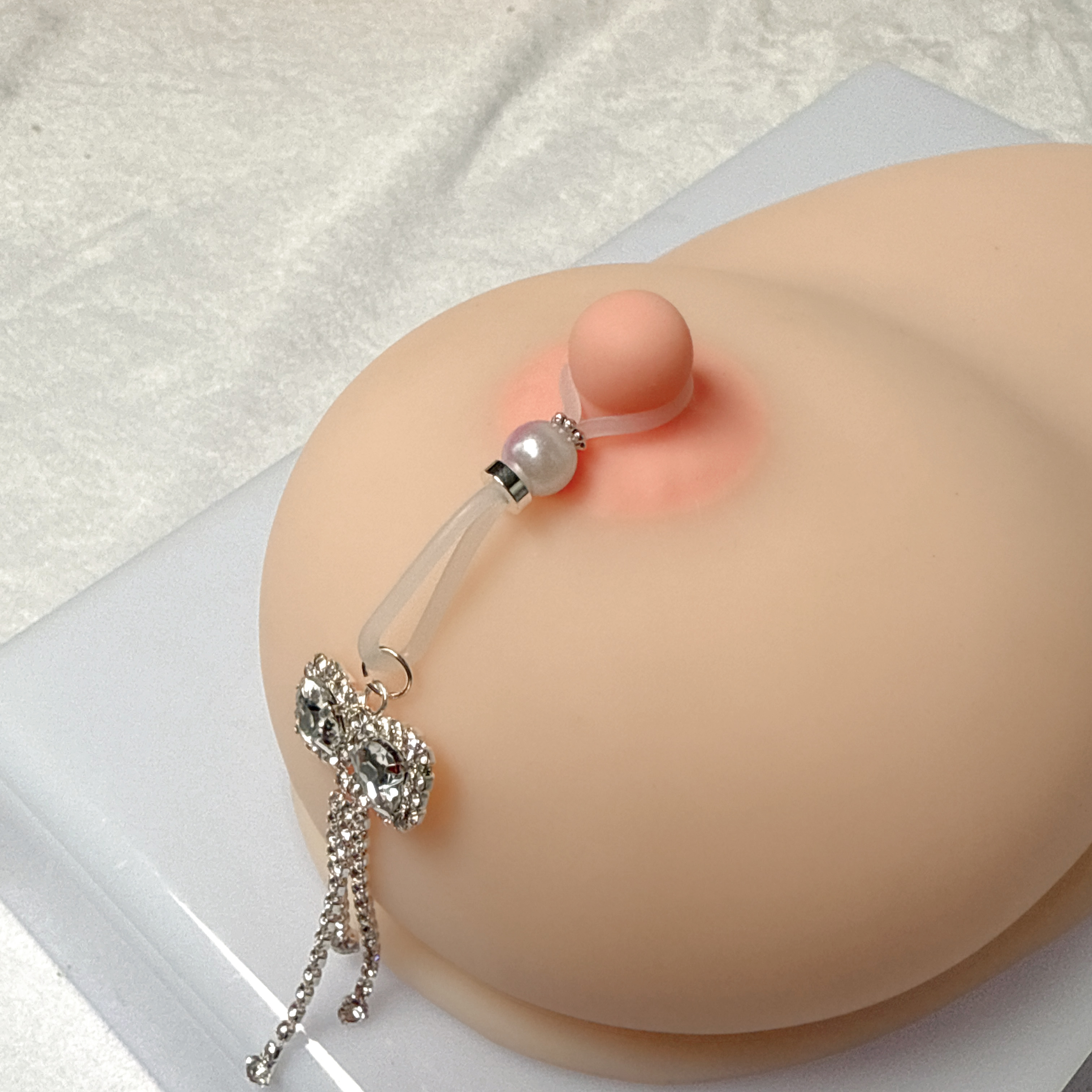 Diamond crystal flower with hole-free adjustment