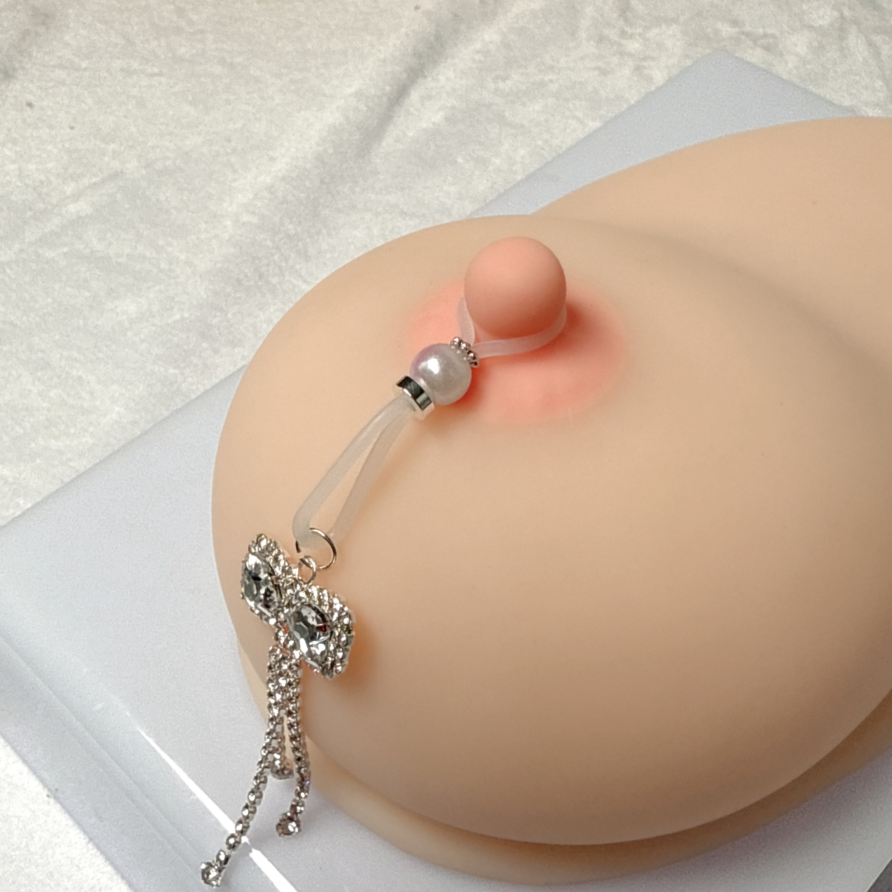 Diamond crystal flower with hole-free adjustment