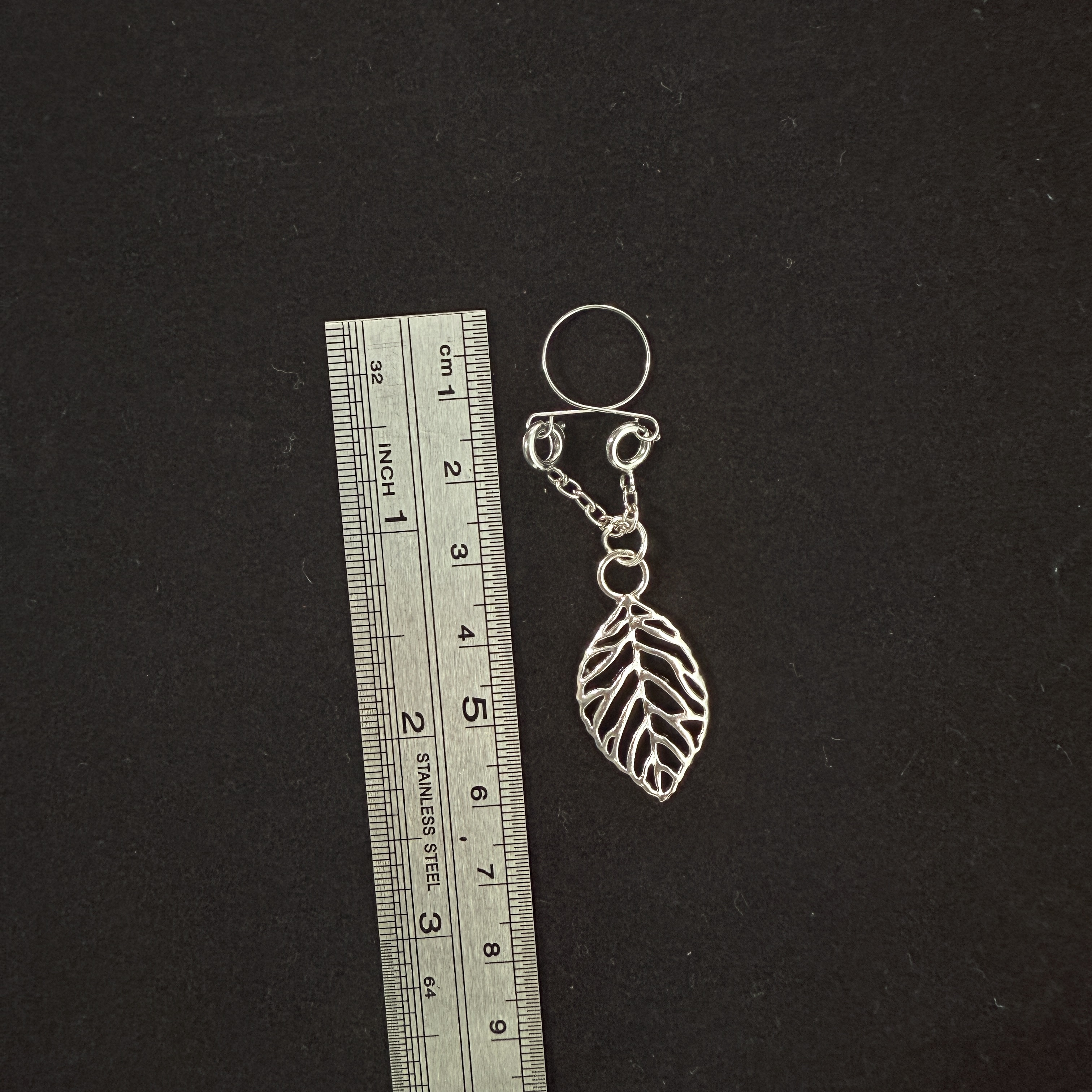 Spring-type non-perforated nipple clamps-titanium steel leaves