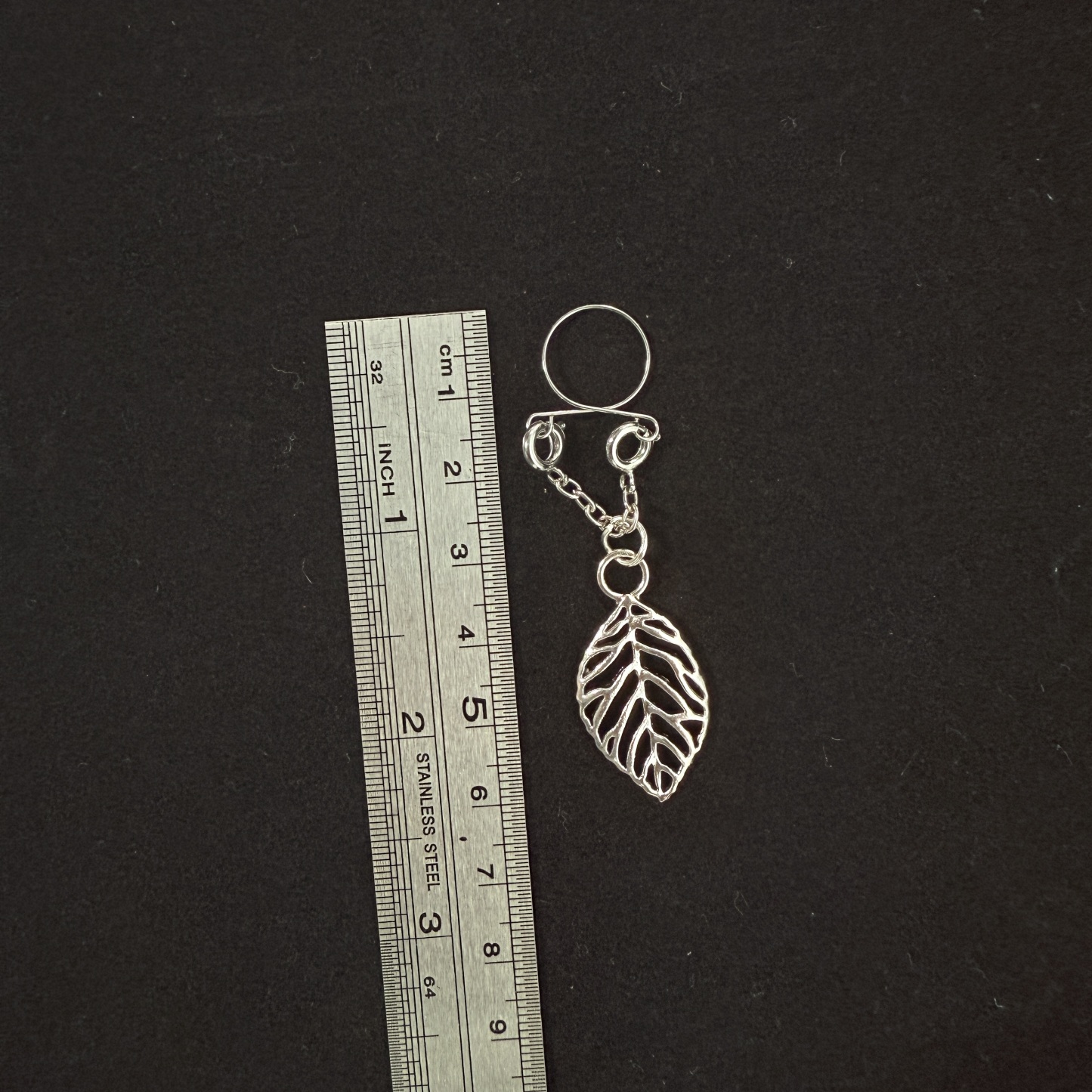 Spring-type non-perforated nipple clamps-titanium steel leaves