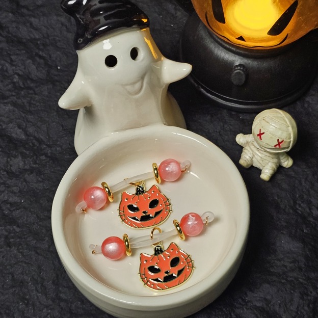 Adjustable Crystal Bead Playful Cat