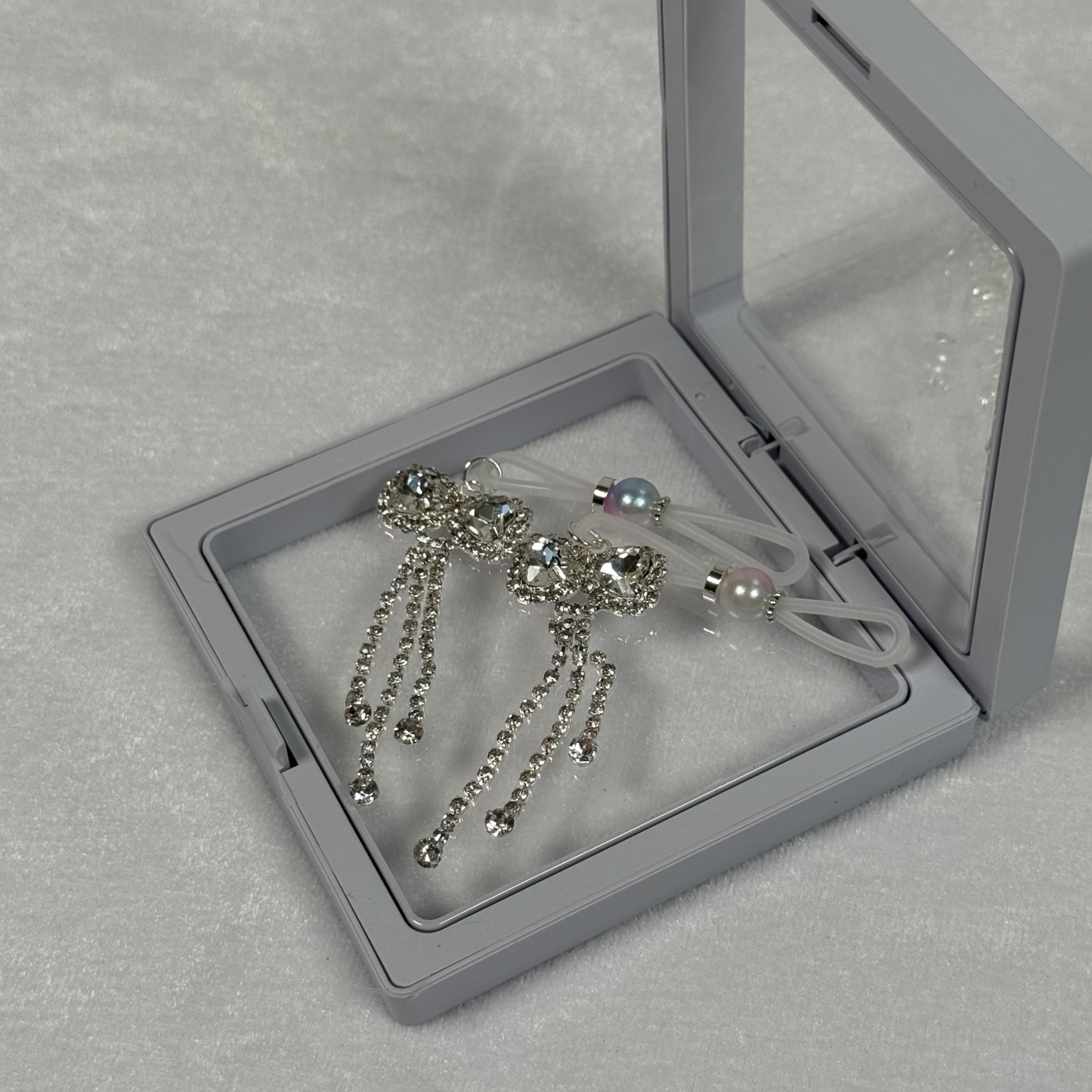 Diamond crystal flower with hole-free adjustment