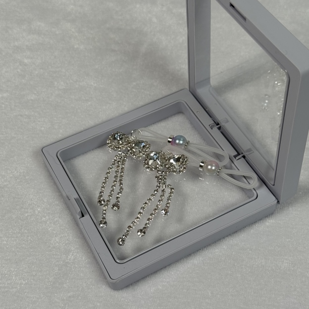 Diamond crystal flower with hole-free adjustment