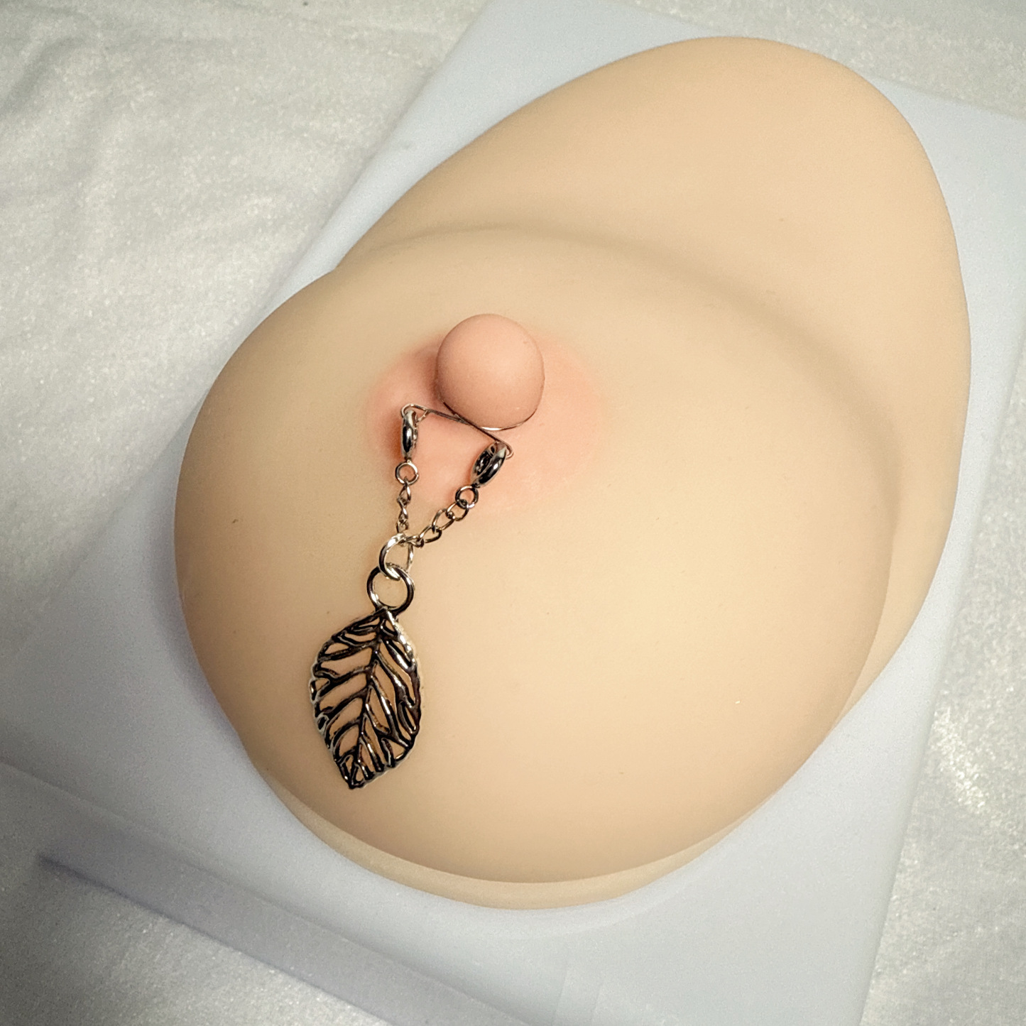 Spring-type non-perforated nipple clamps-titanium steel leaves