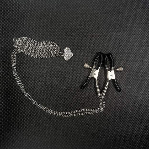 Clip-on nipple chain