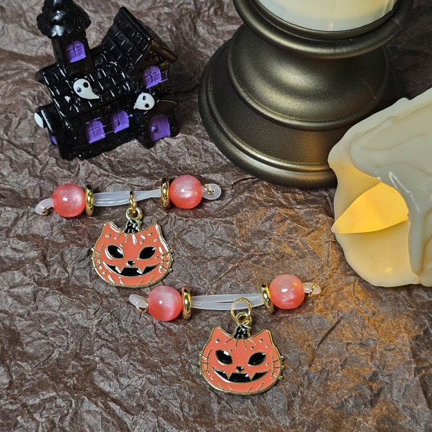 Adjustable Crystal Bead Playful Cat