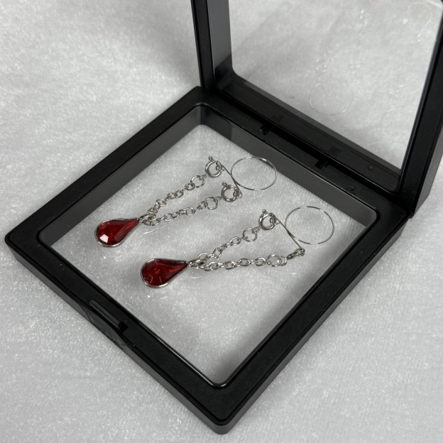 Anti-detachment spring-loaded nipple decoration