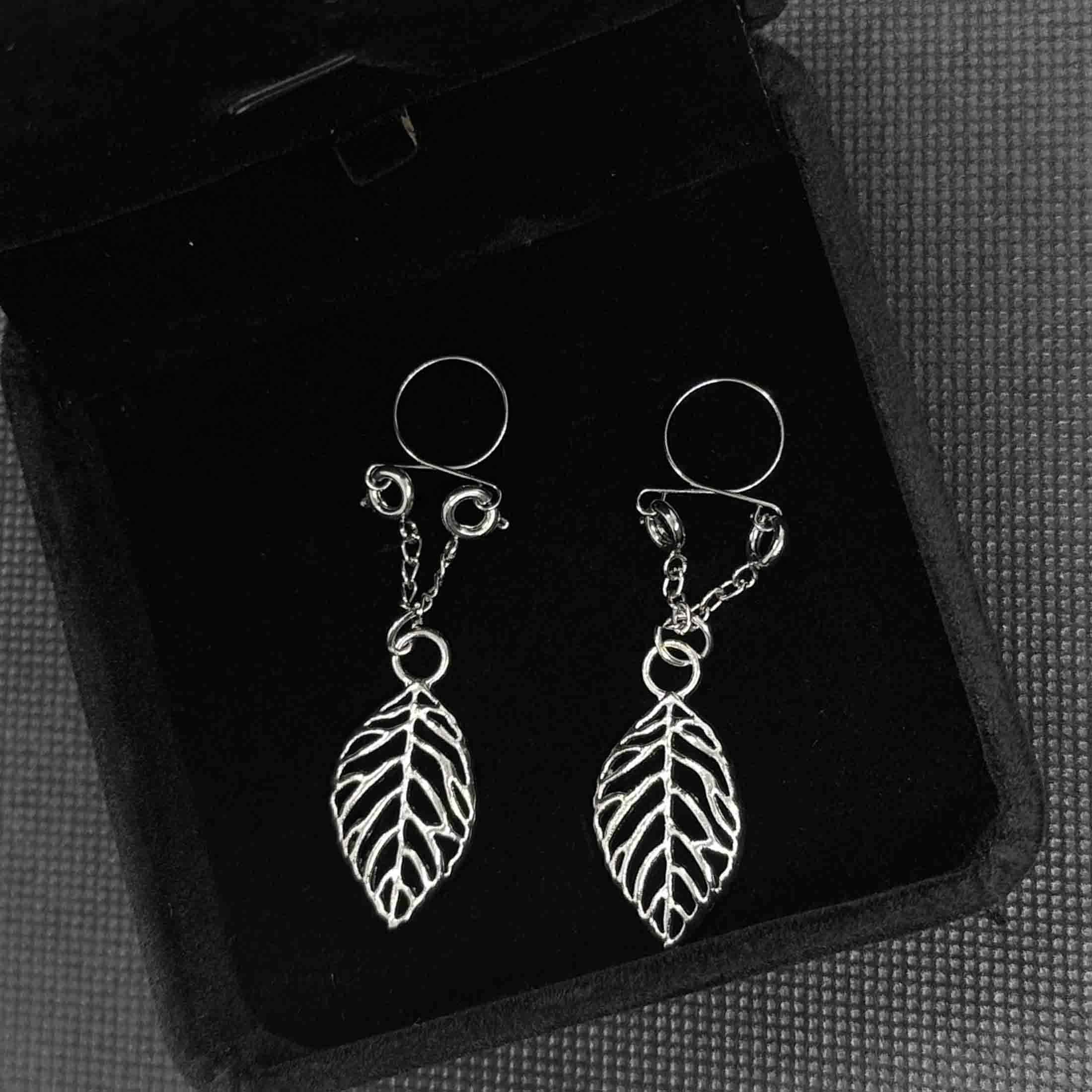 Spring-type non-perforated nipple clamps-titanium steel leaves