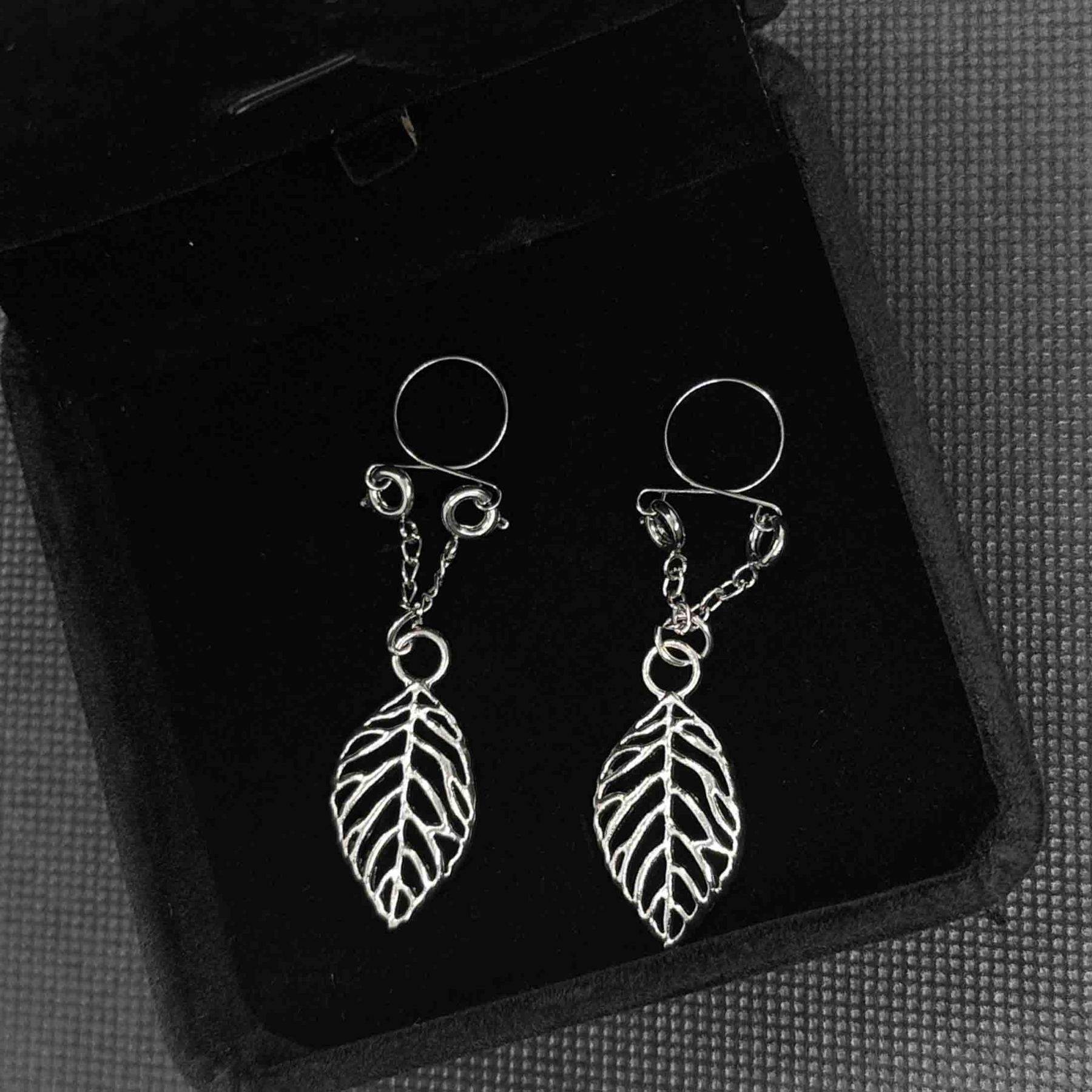 Spring-type non-perforated nipple clamps-titanium steel leaves