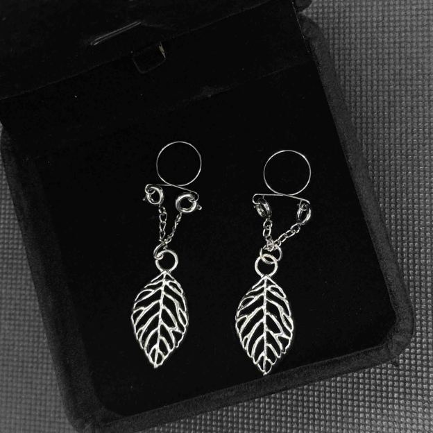 Spring-type non-perforated nipple clamps-titanium steel leaves